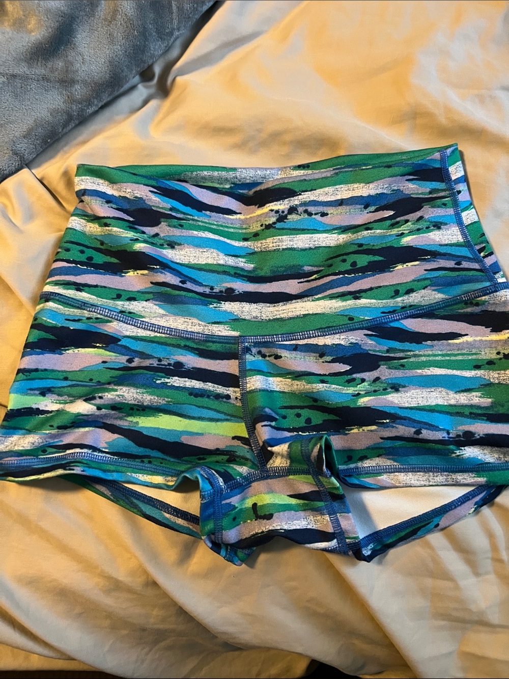 High-Waisted Women’s Performance Shorts in Green Multi-Print